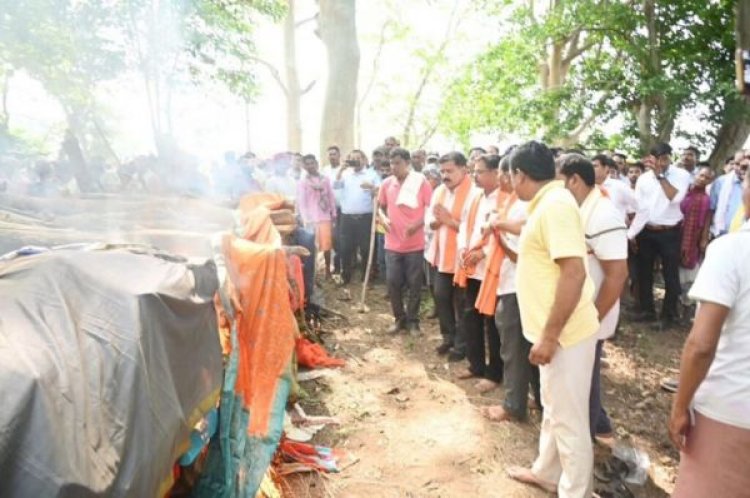 रो पड़ा पूरा गांव, 17 शवों का एक साथ हुआ अंतिम संस्कार